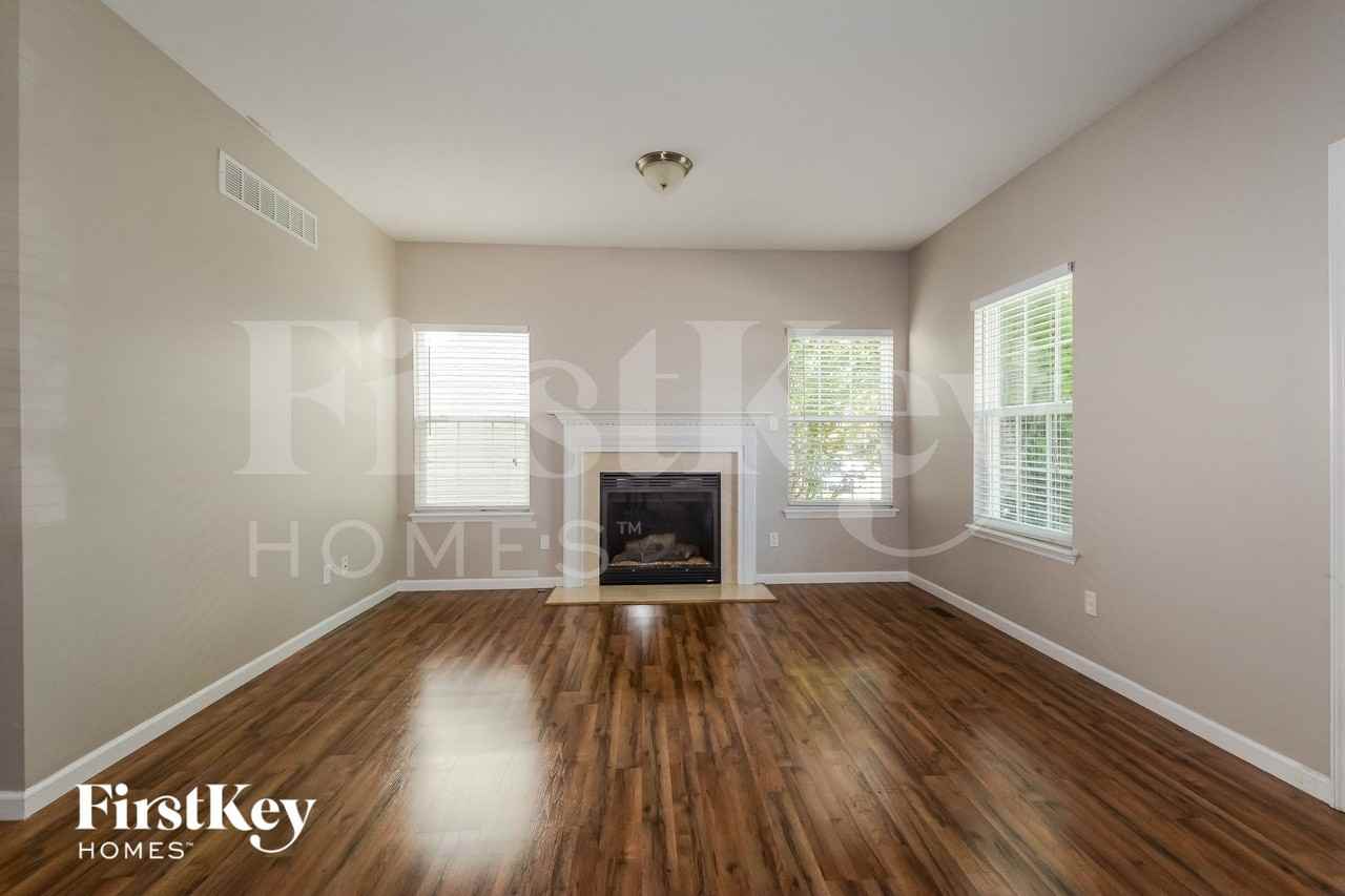 813 Waler Dr - Photo 2 of 15