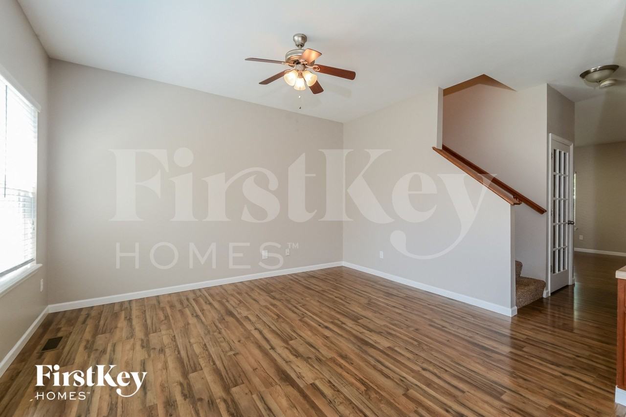 813 Waler Dr - Photo 4 of 15
