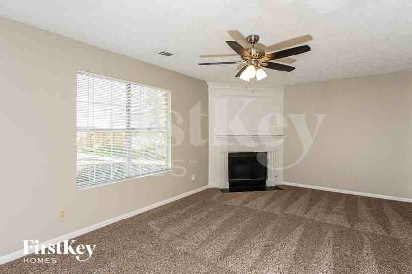 715 Ashley Ln - Photo 2 of 15