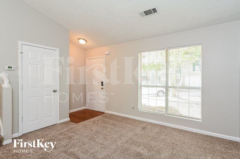 715 Ashley Ln - Photo 3 of 15