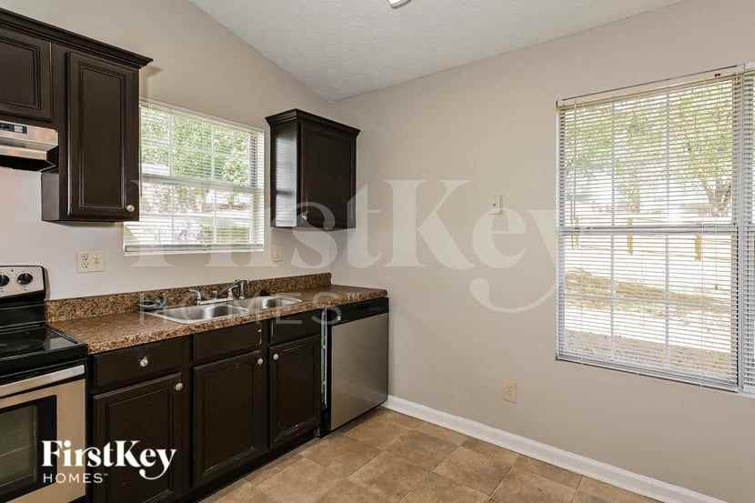 715 Ashley Ln - Photo 6 of 15
