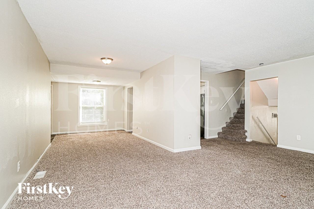 6680 Foxshire Dr - Photo 3 of 19