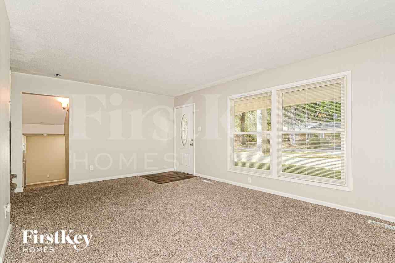 6680 Foxshire Dr - Photo 4 of 19