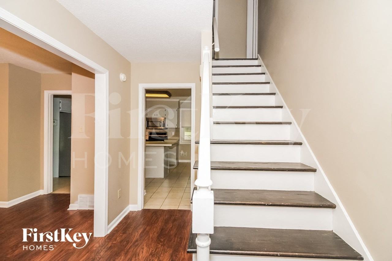 647 Wheatley Cv - Photo 2 of 15