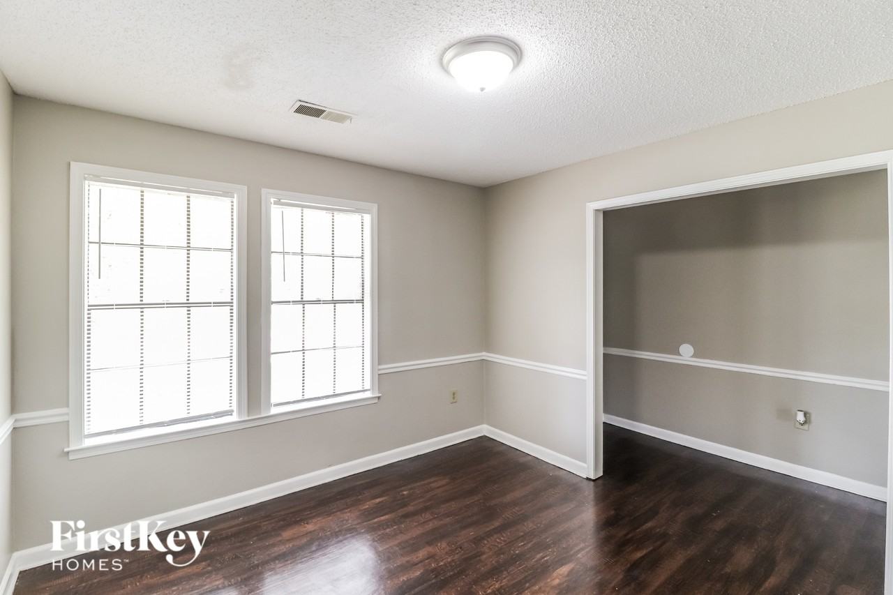 5716 Remsen Ave - Photo 5 of 16