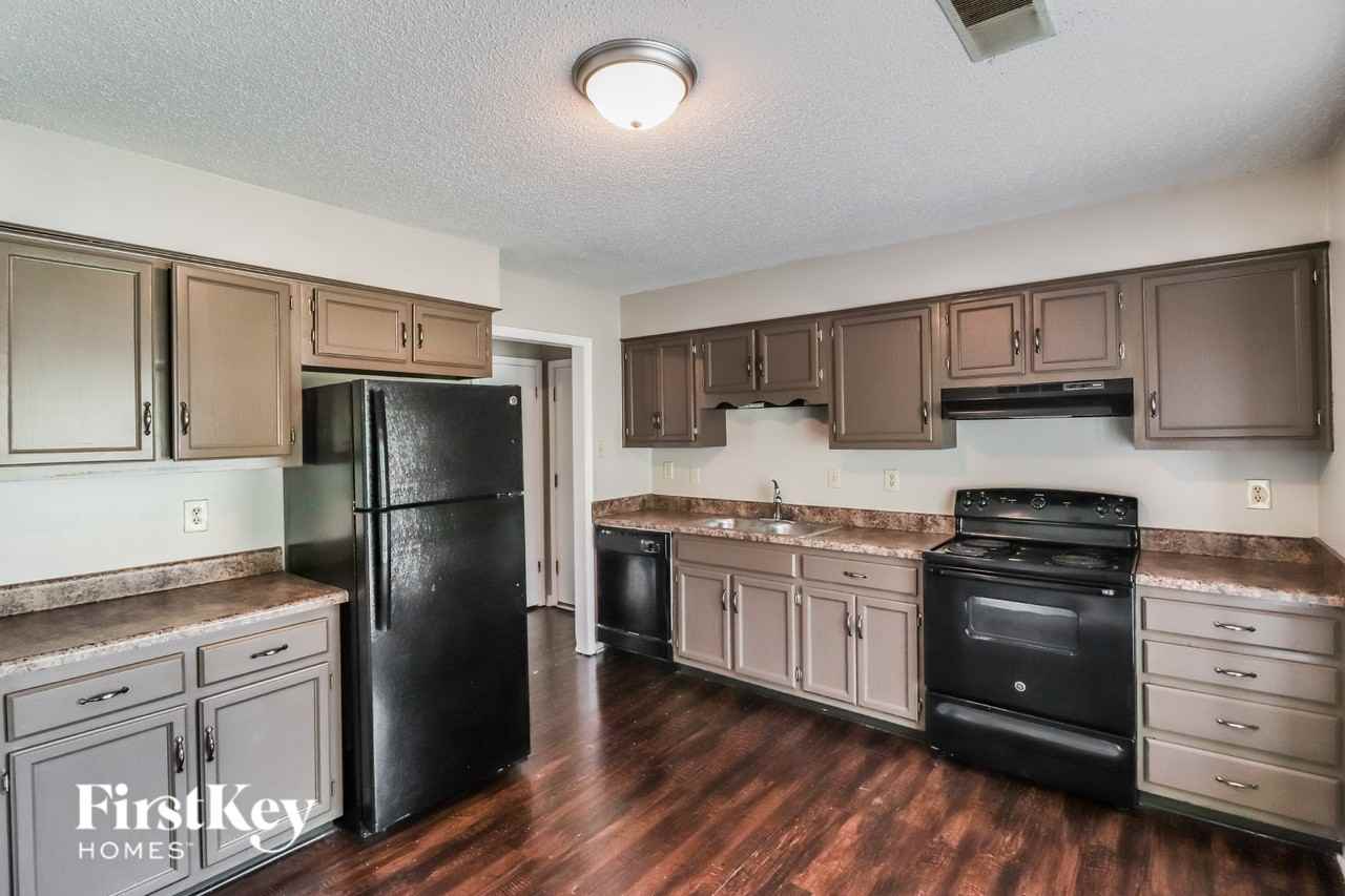 5716 Remsen Ave - Photo 6 of 16