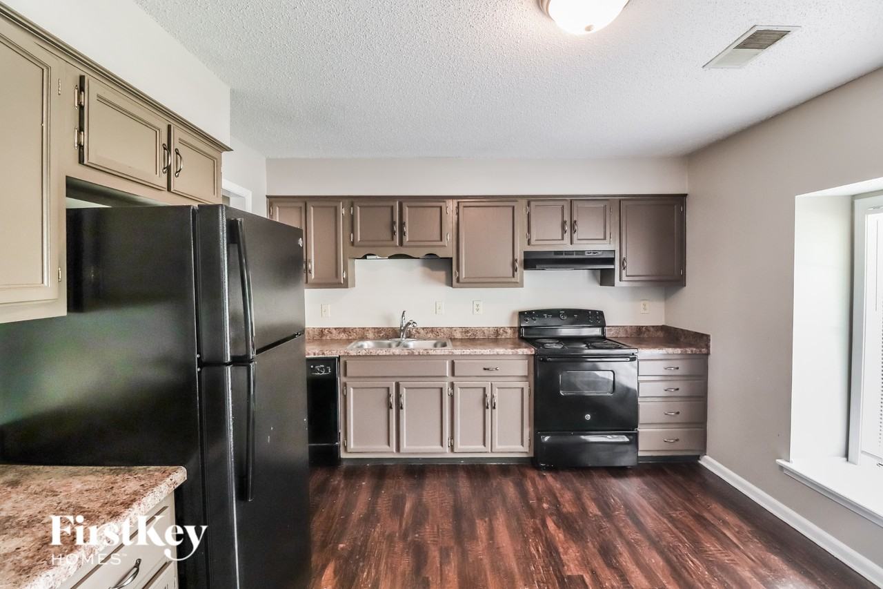 5716 Remsen Ave - Photo 7 of 16