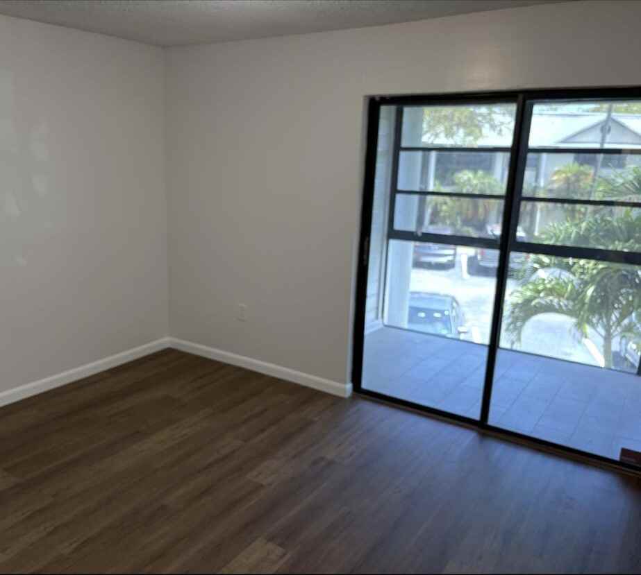 905 Ne 199th St - Photo 5 of 9