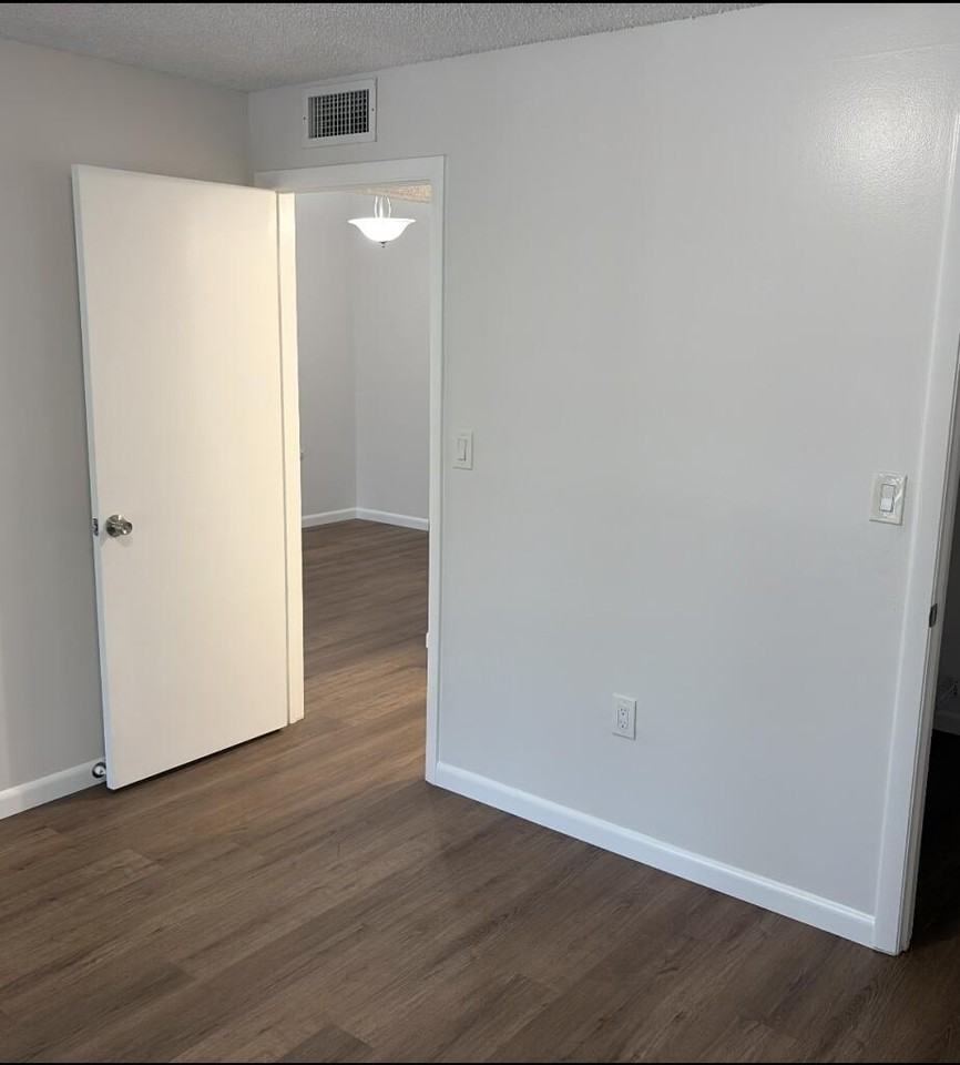 905 Ne 199th St - Photo 6 of 9