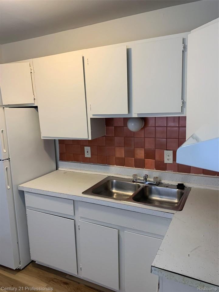 1020 Goddard Rd - Photo 3 of 12