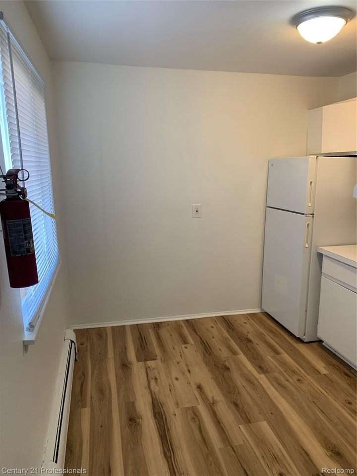 1020 Goddard Rd - Photo 4 of 12