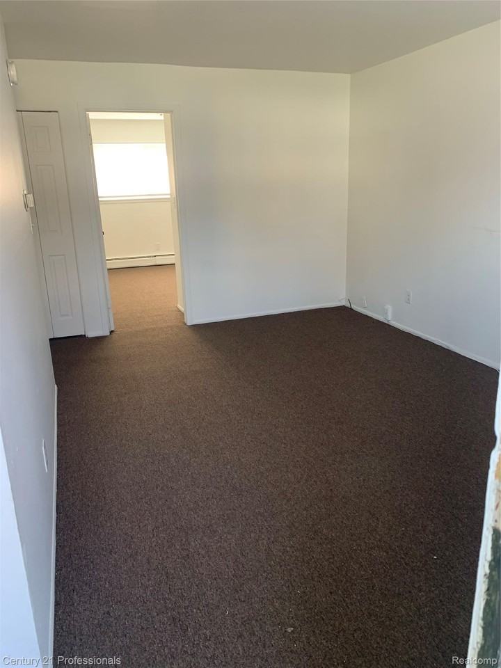 1020 Goddard Rd - Photo 5 of 12