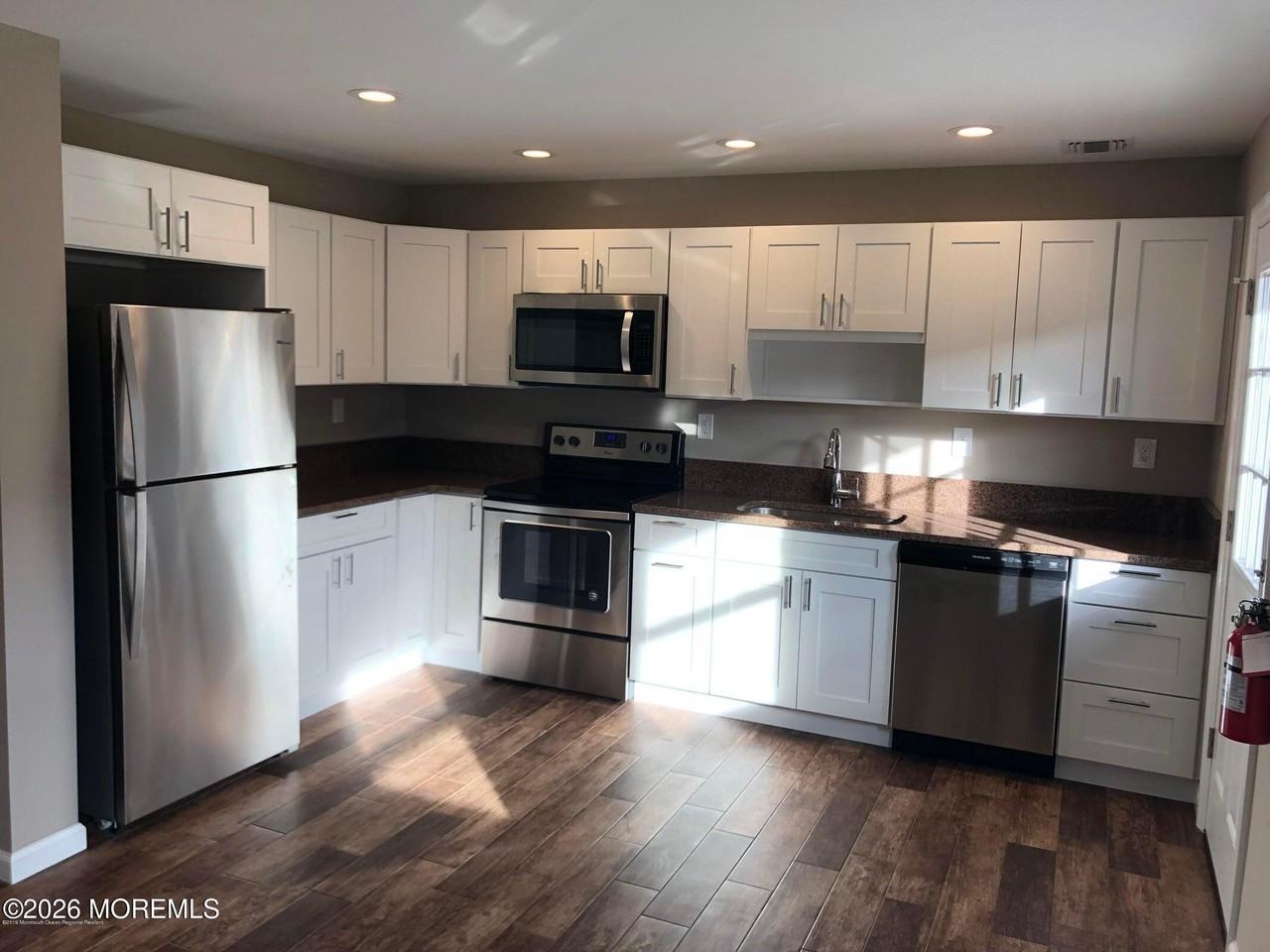 19 Village Green Way - Photo 7 of 17