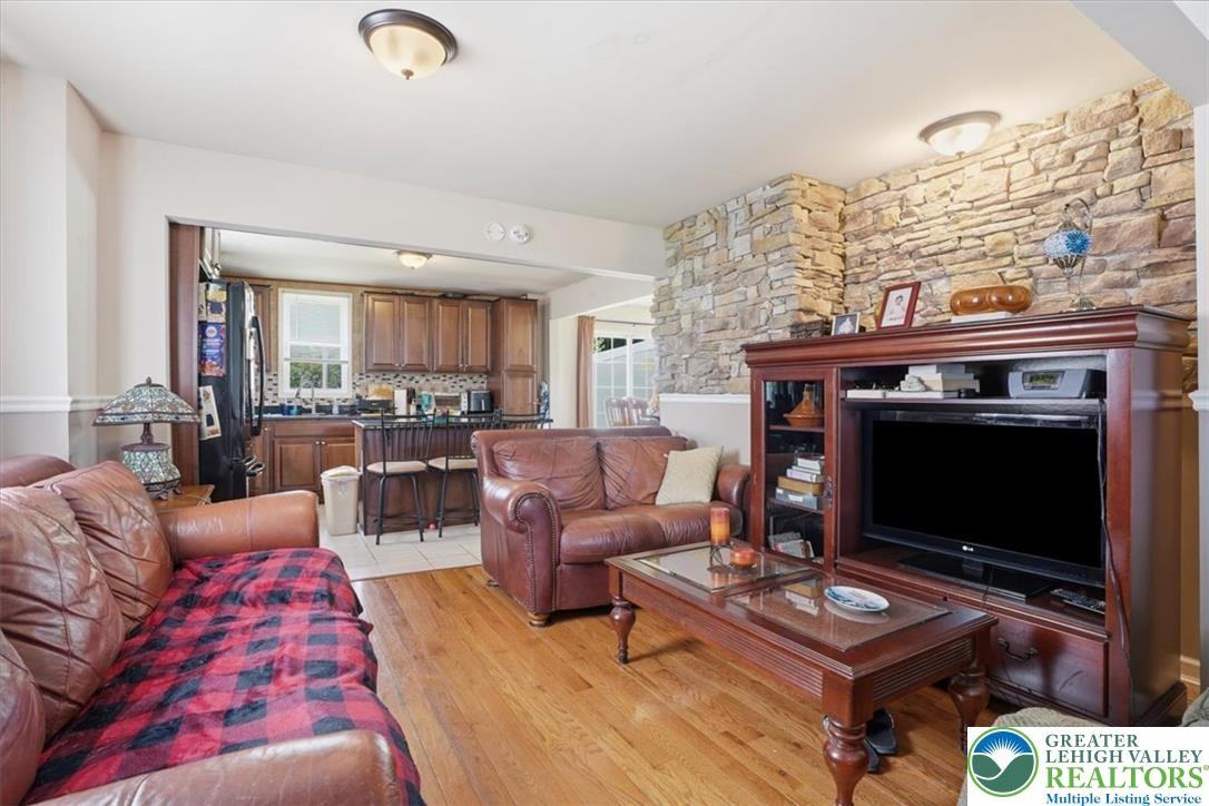 1839 6th St - Photo 5 of 49