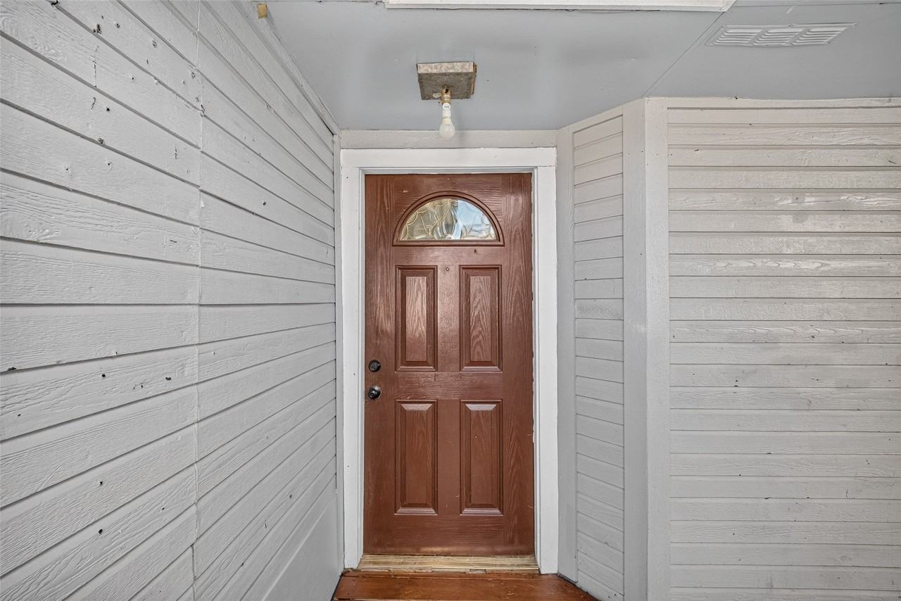 1126 Holbech Ln - Photo 4 of 28