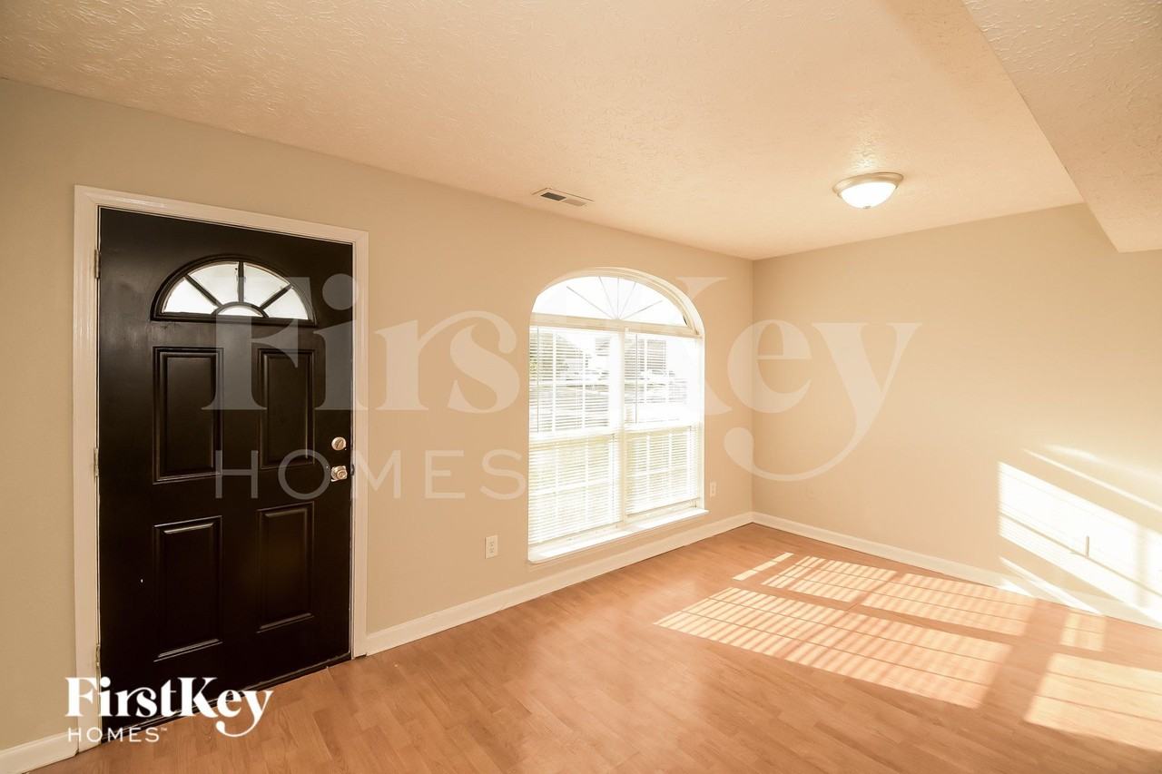 2739 Lullwater Ln - Photo 2 of 18