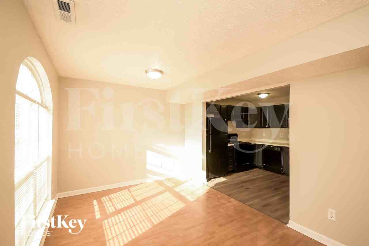 2739 Lullwater Ln - Photo 4 of 18