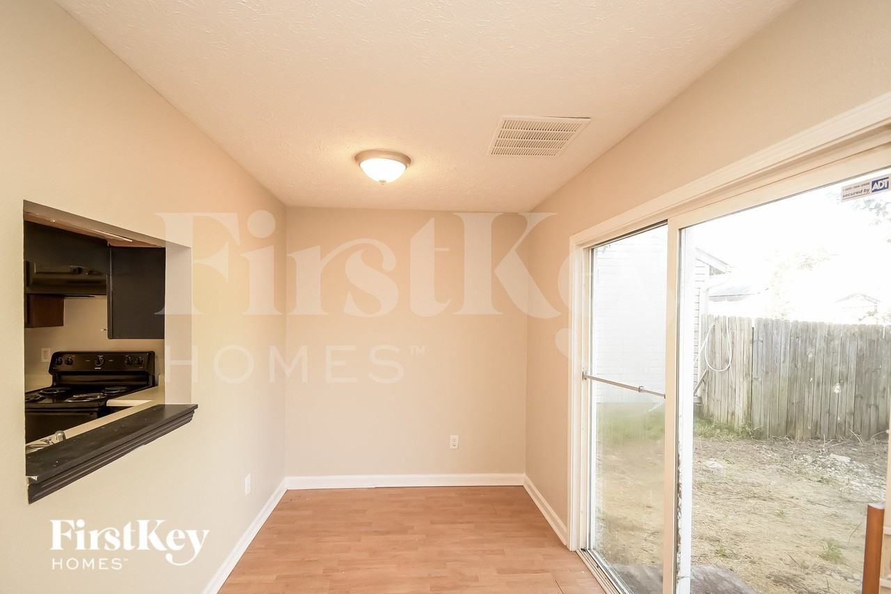 2739 Lullwater Ln - Photo 5 of 18