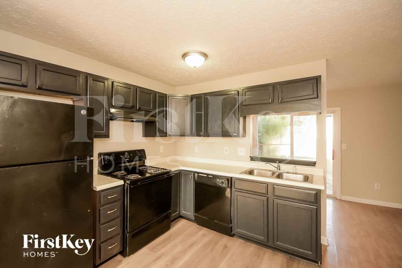 2739 Lullwater Ln - Photo 7 of 18
