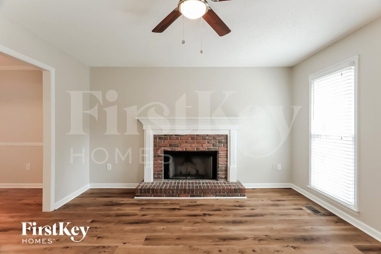 2301 Buckingham Pl - Photo 3 of 18