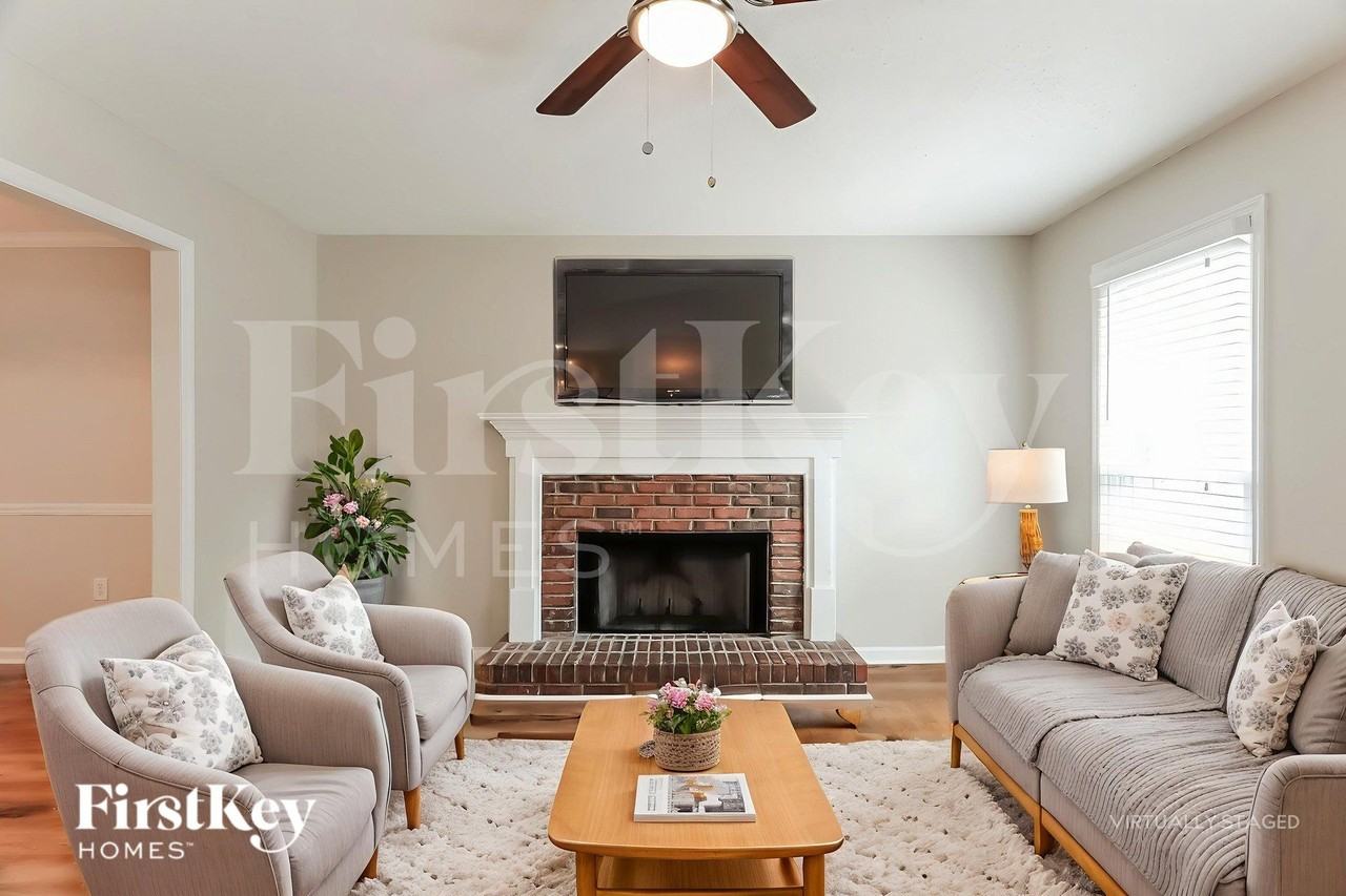 2301 Buckingham Pl - Photo 4 of 18