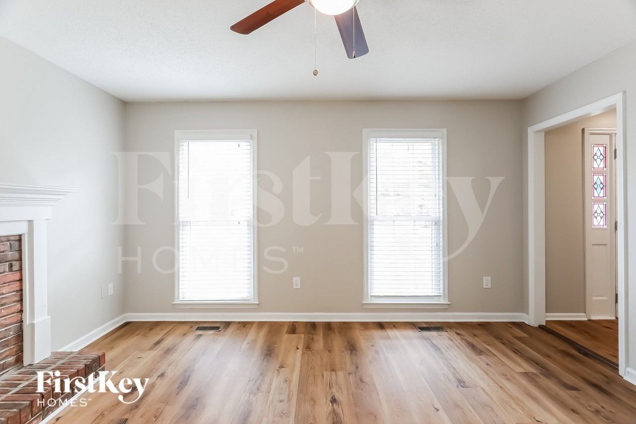 2301 Buckingham Pl - Photo 5 of 18