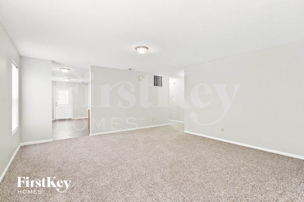 1331 Ellington Dr - Photo 3 of 16