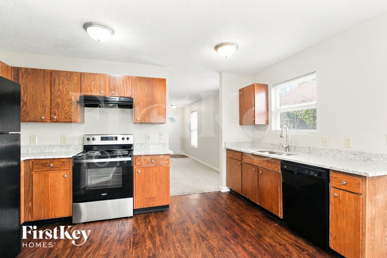 1331 Ellington Dr - Photo 5 of 16