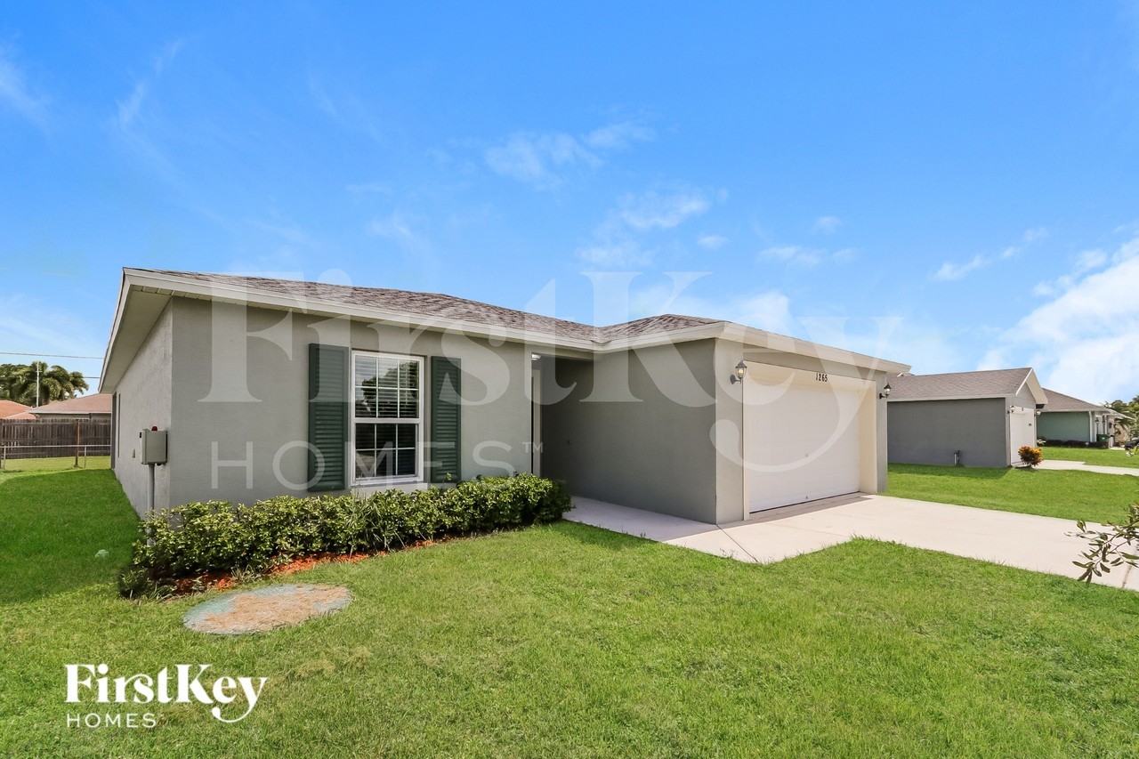 1265 Sw Century Ave - Photo 2 of 17
