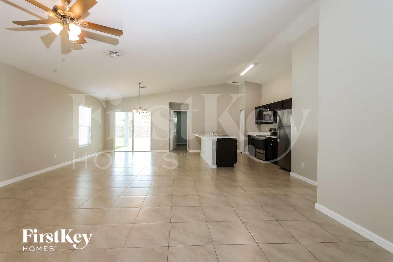 1265 Sw Century Ave - Photo 4 of 17