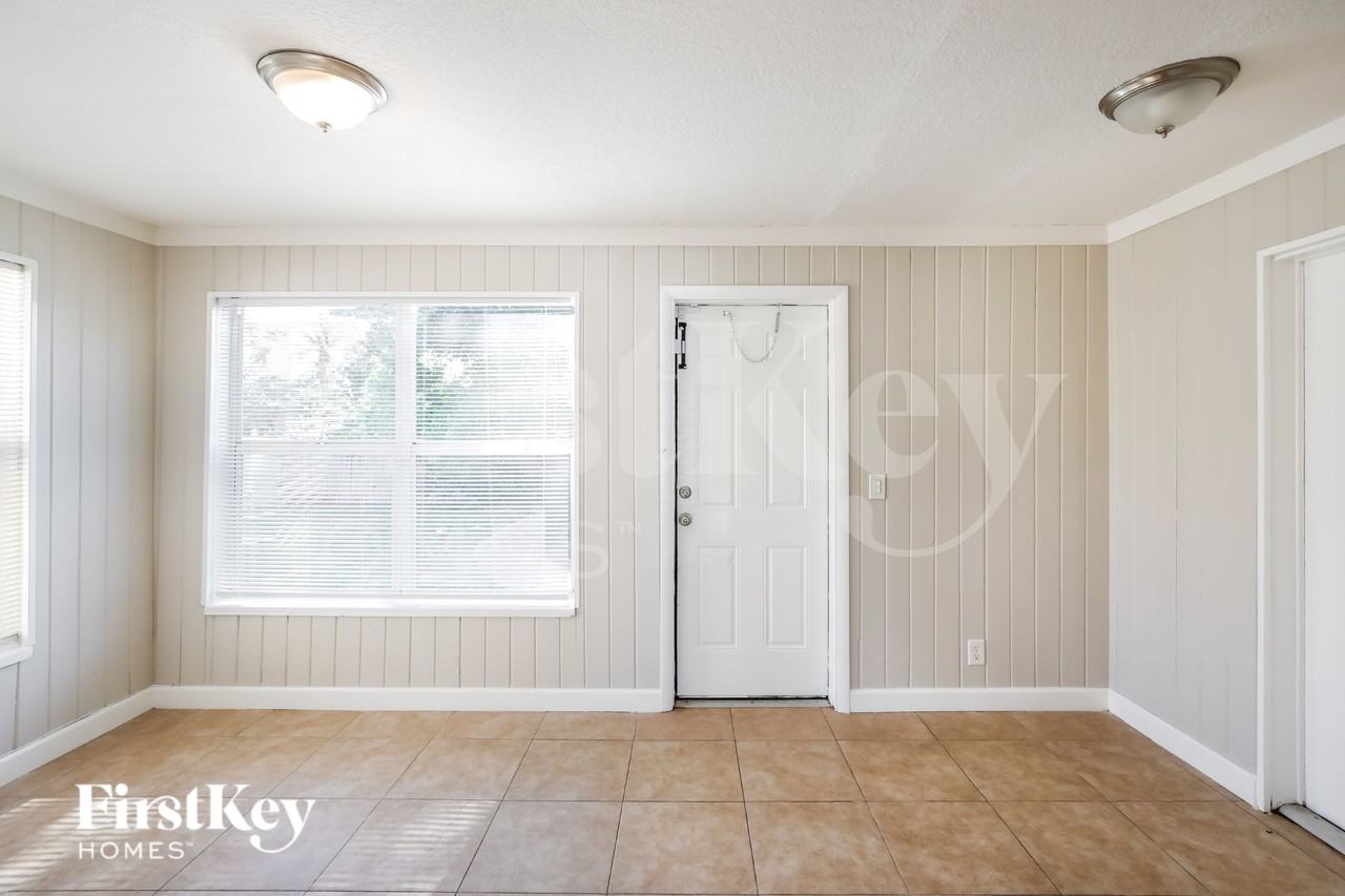 1247 Nw 55th Ave - Photo 5 of 16