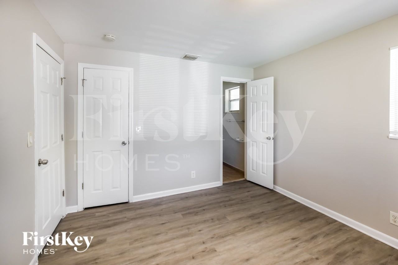 1247 Nw 55th Ave - Photo 7 of 16