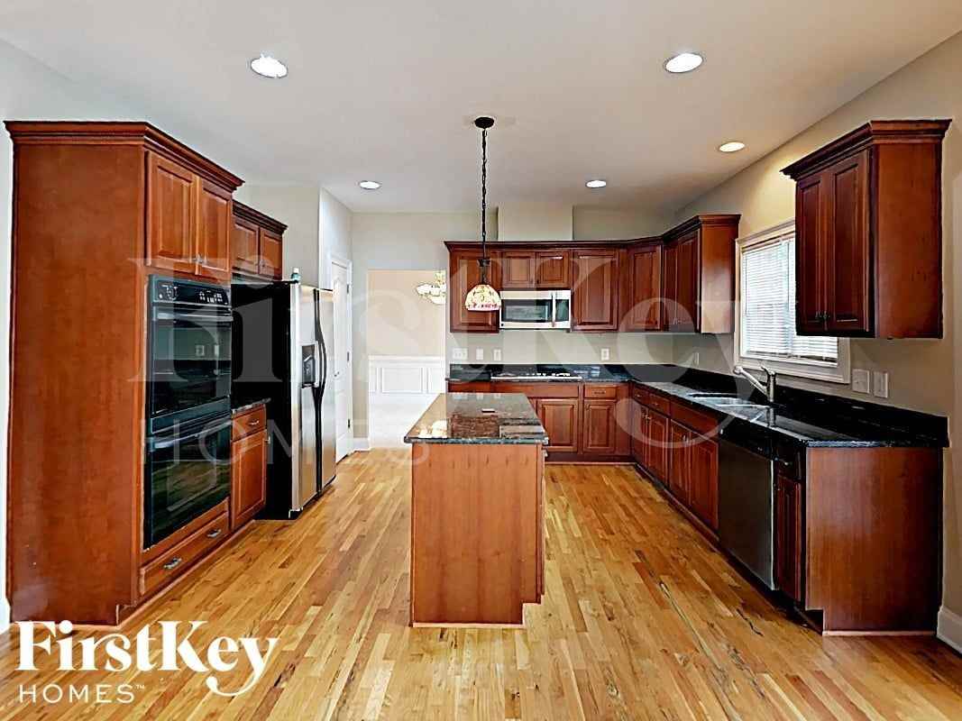 12300 Edgewater Dr - Photo 5 of 18