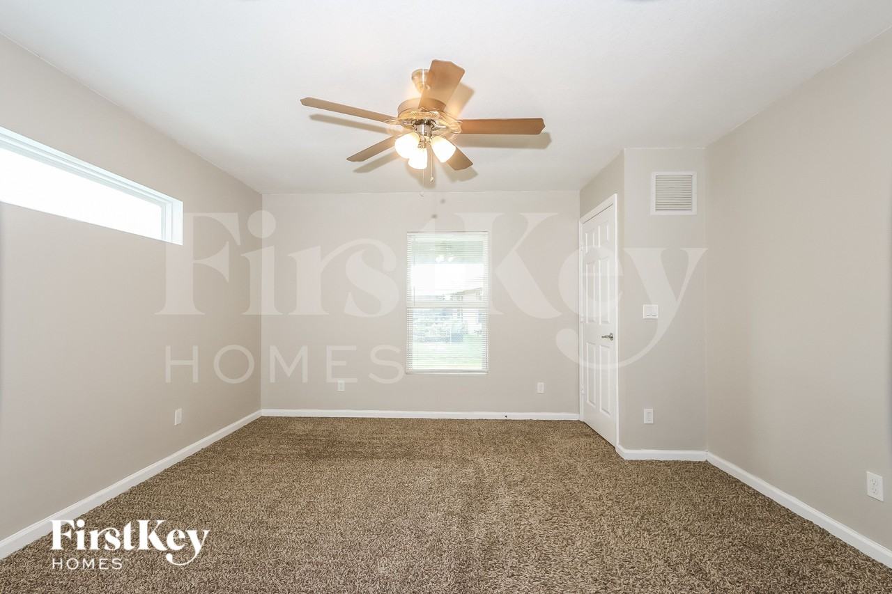 1065 Sw Canary Ter - Photo 4 of 15