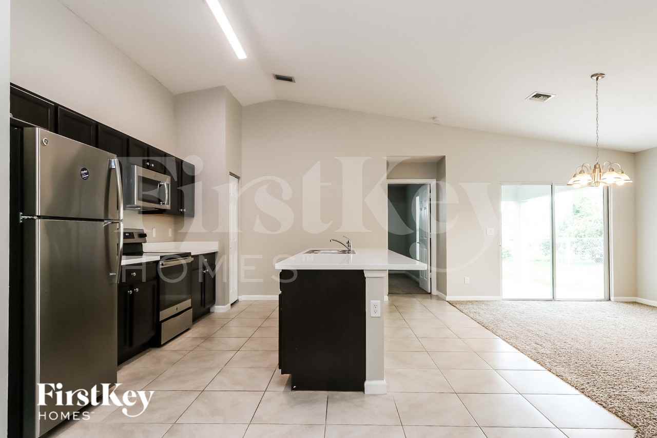 1065 Sw Canary Ter - Photo 6 of 15