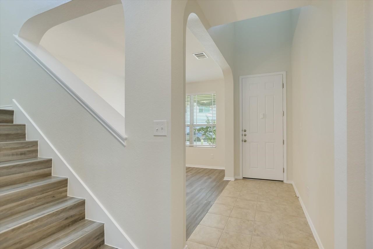 210 Anacua Loop - Photo 3 of 20