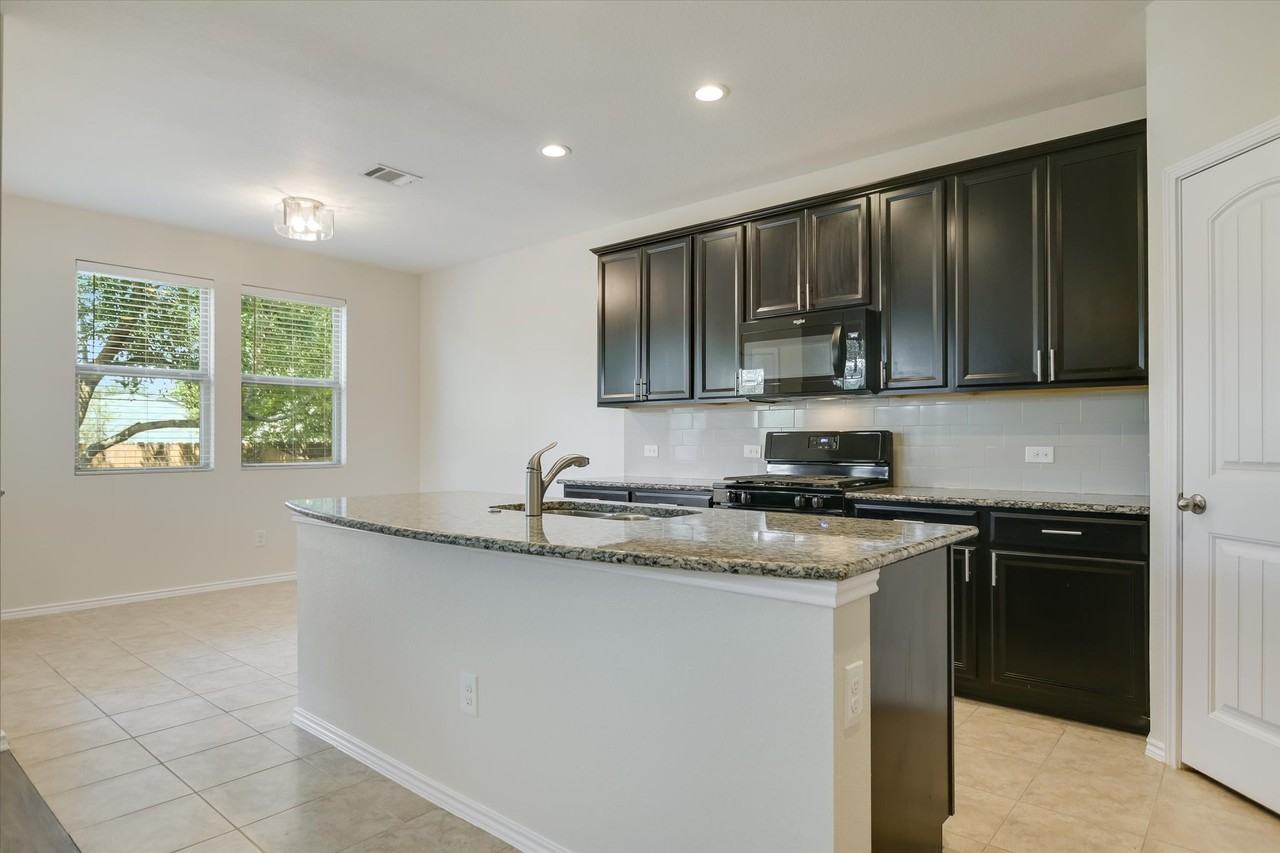 210 Anacua Loop - Photo 5 of 20