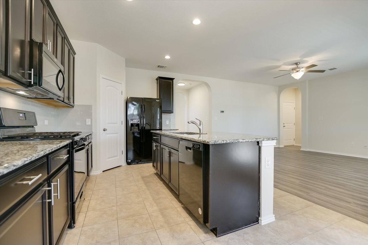 210 Anacua Loop - Photo 6 of 20