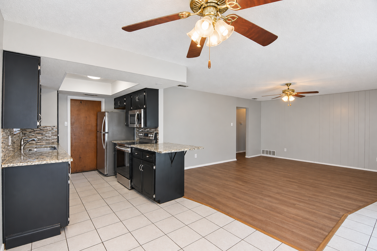 1701 Hill St - Photo 4 of 16