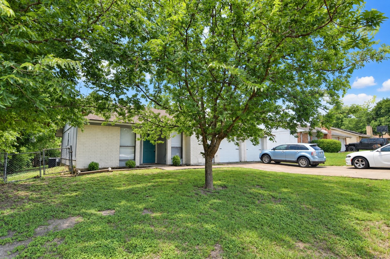 2305 Bunker Hill Dr - Photo 2 of 5