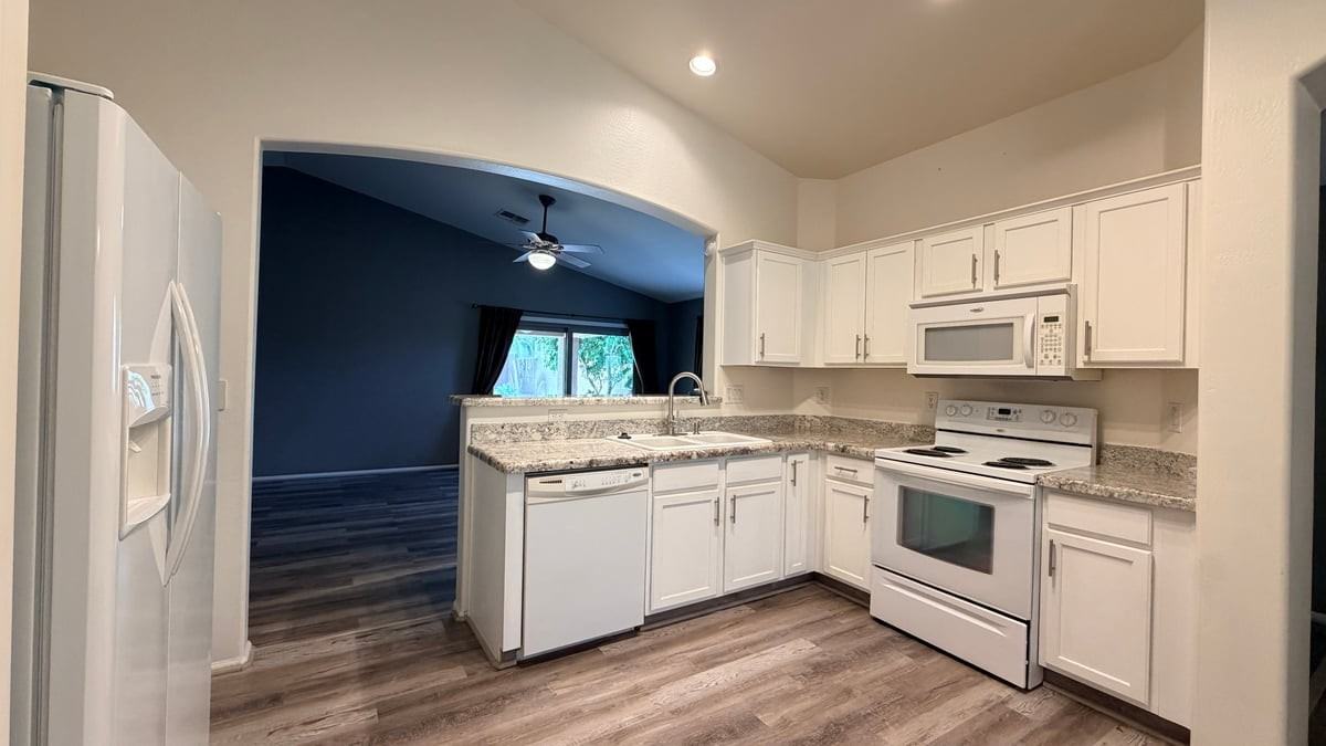 17852 N Gatun Ave - Photo 6 of 26