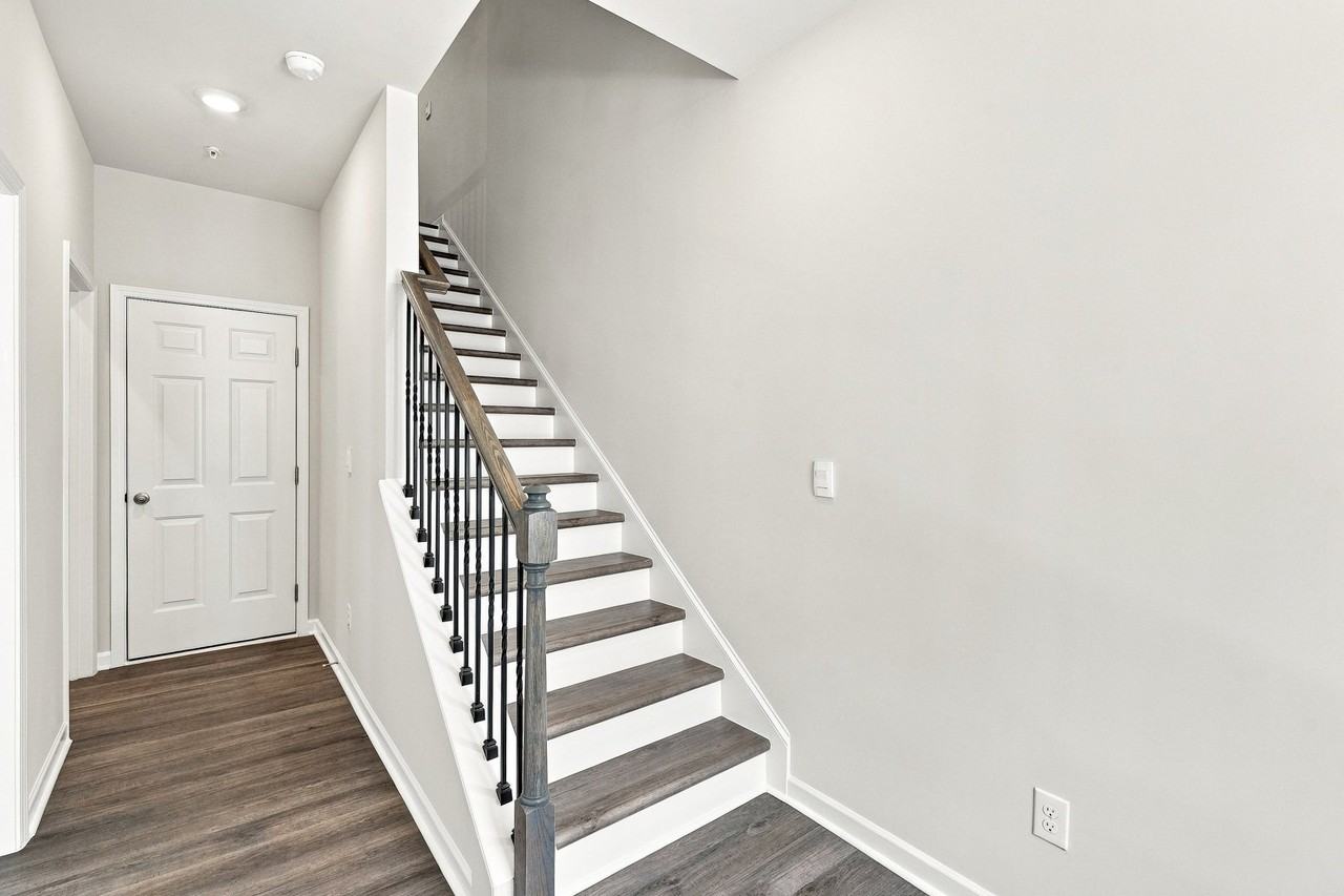 320 Laurel Ln - Photo 3 of 25
