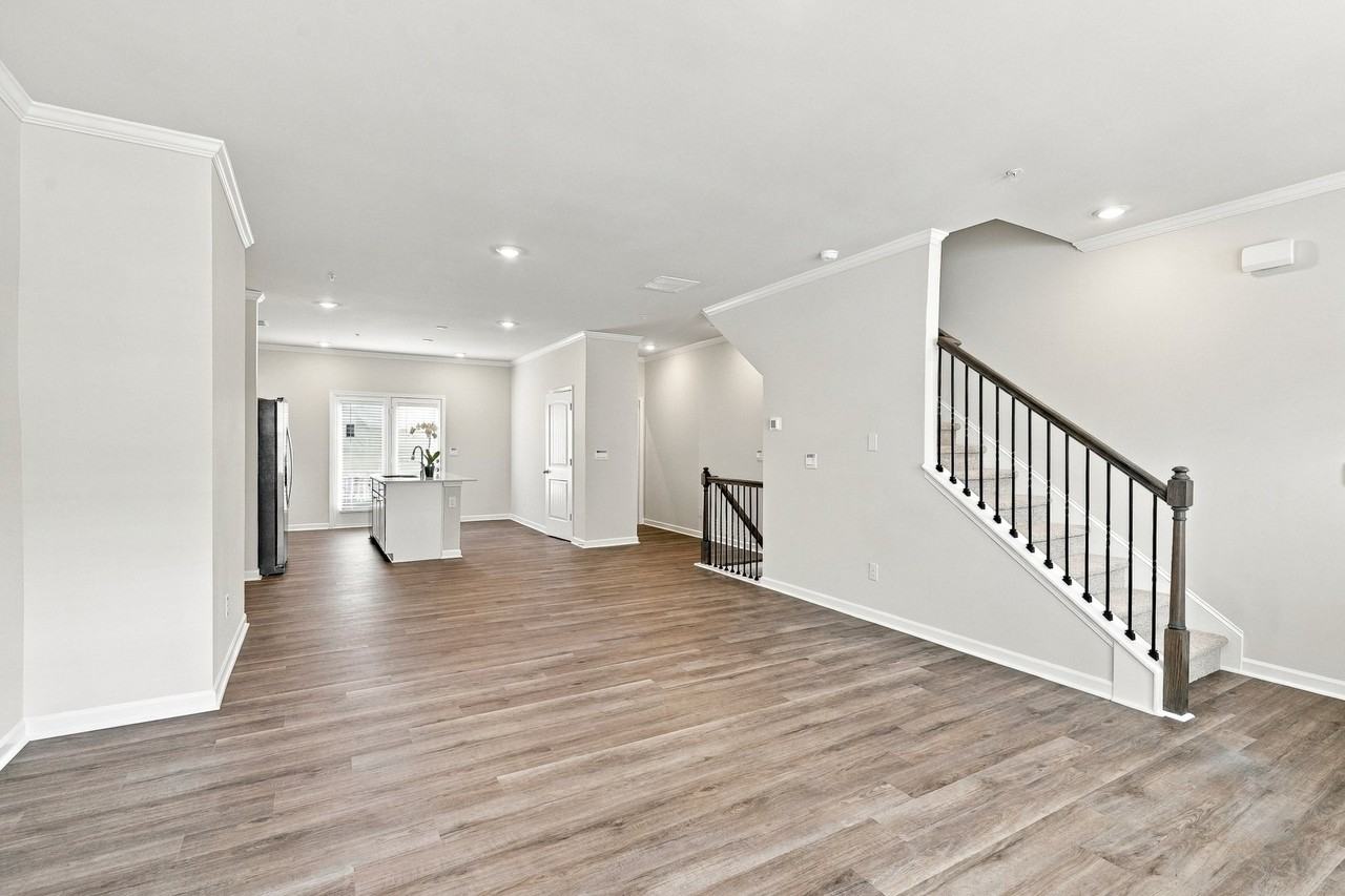 320 Laurel Ln - Photo 4 of 25