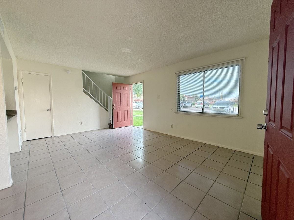 5039 N 39th Dr - Photo 5 of 26