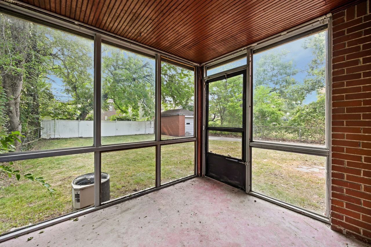 16531 Greenlawn St - Photo 2 of 31