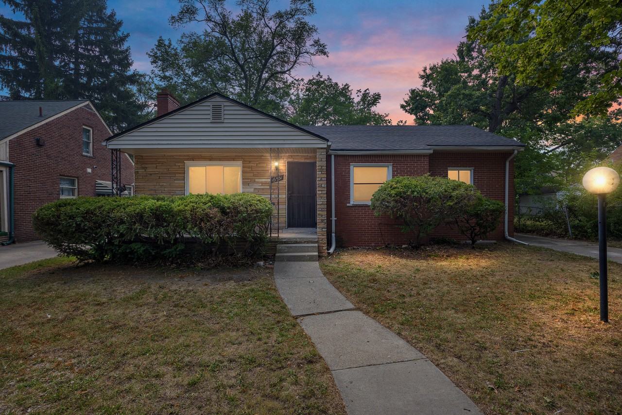 16531 Greenlawn St - Photo 4 of 31