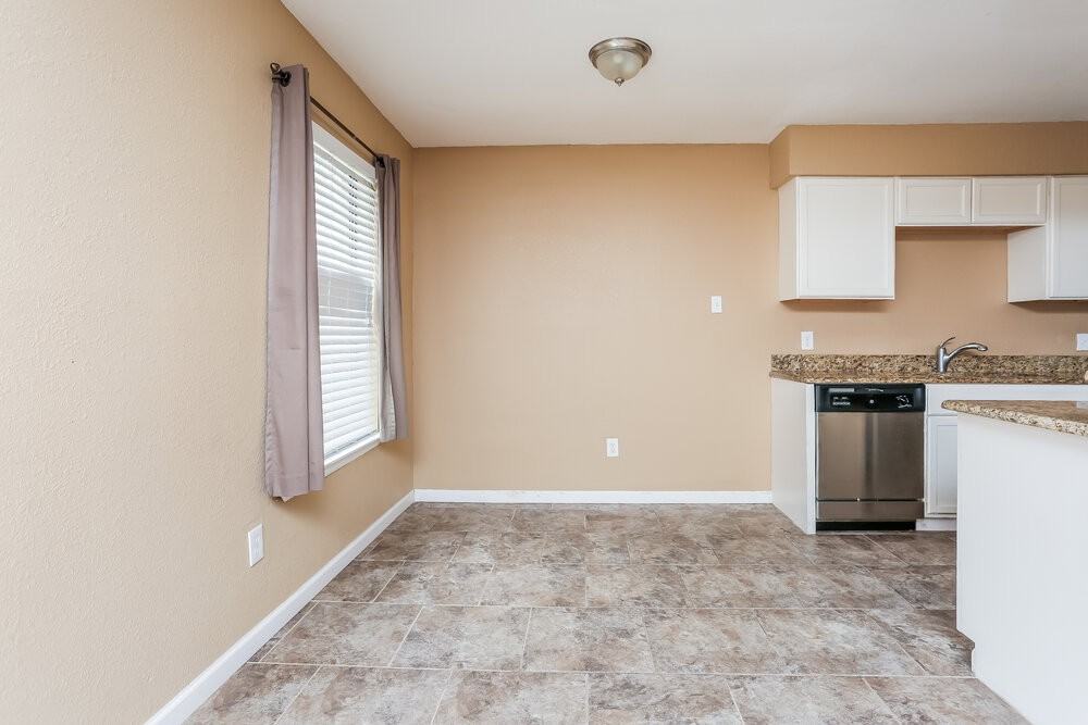 1804 Primrose Ln - Photo 4 of 24