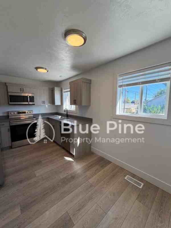 1565 S Higbee Ave - Photo 5 of 23