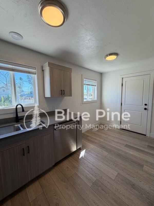 1565 S Higbee Ave - Photo 6 of 23