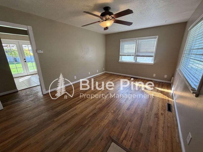 556 Warren Ave - Photo 2 of 14